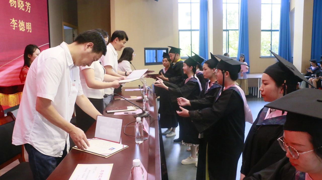 导为优秀毕业学员颁奖，为参加典礼的每位毕业生颁发毕业（学位）证书。